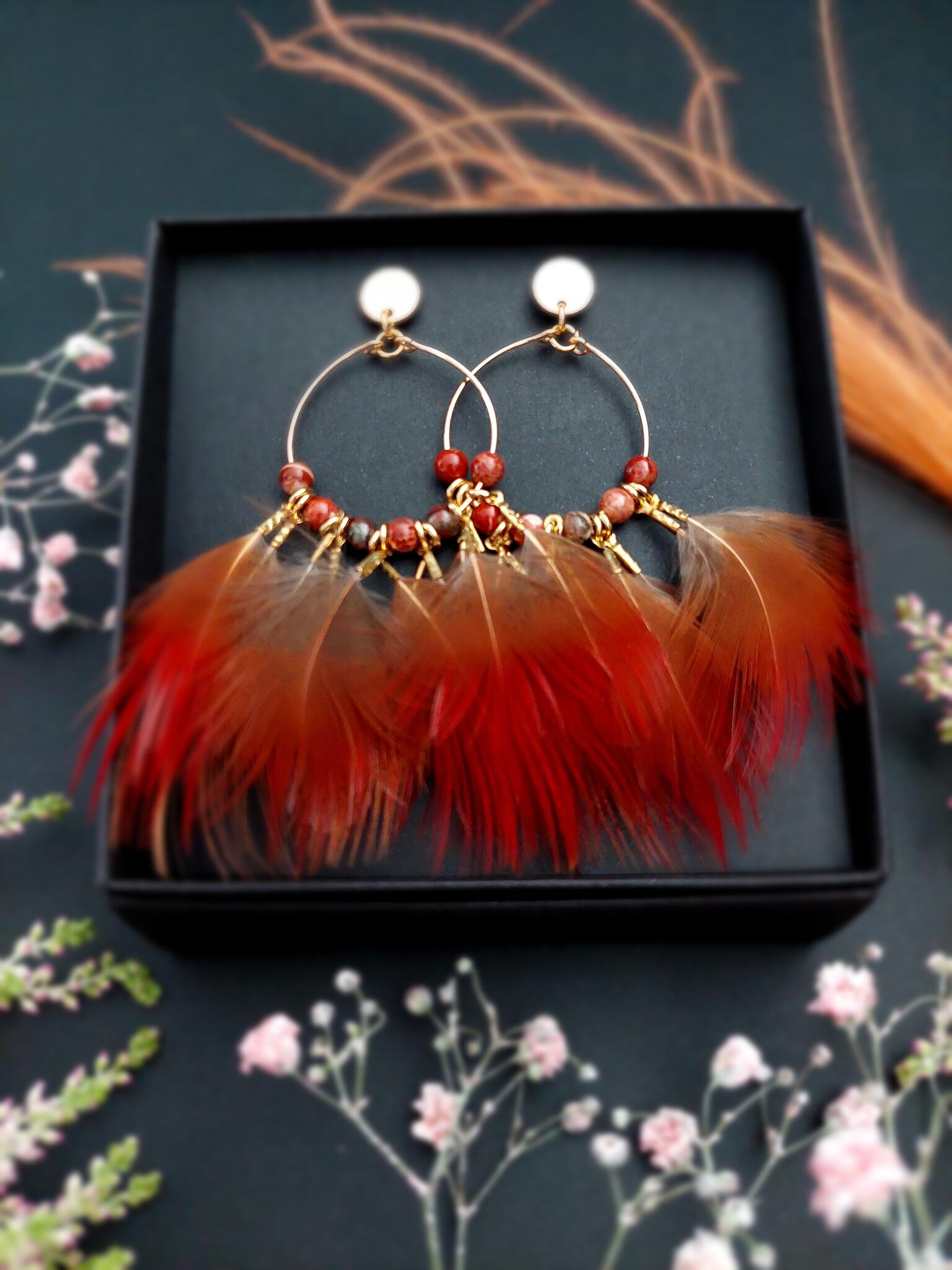 Kõrvarõngad oranžide sulgedega