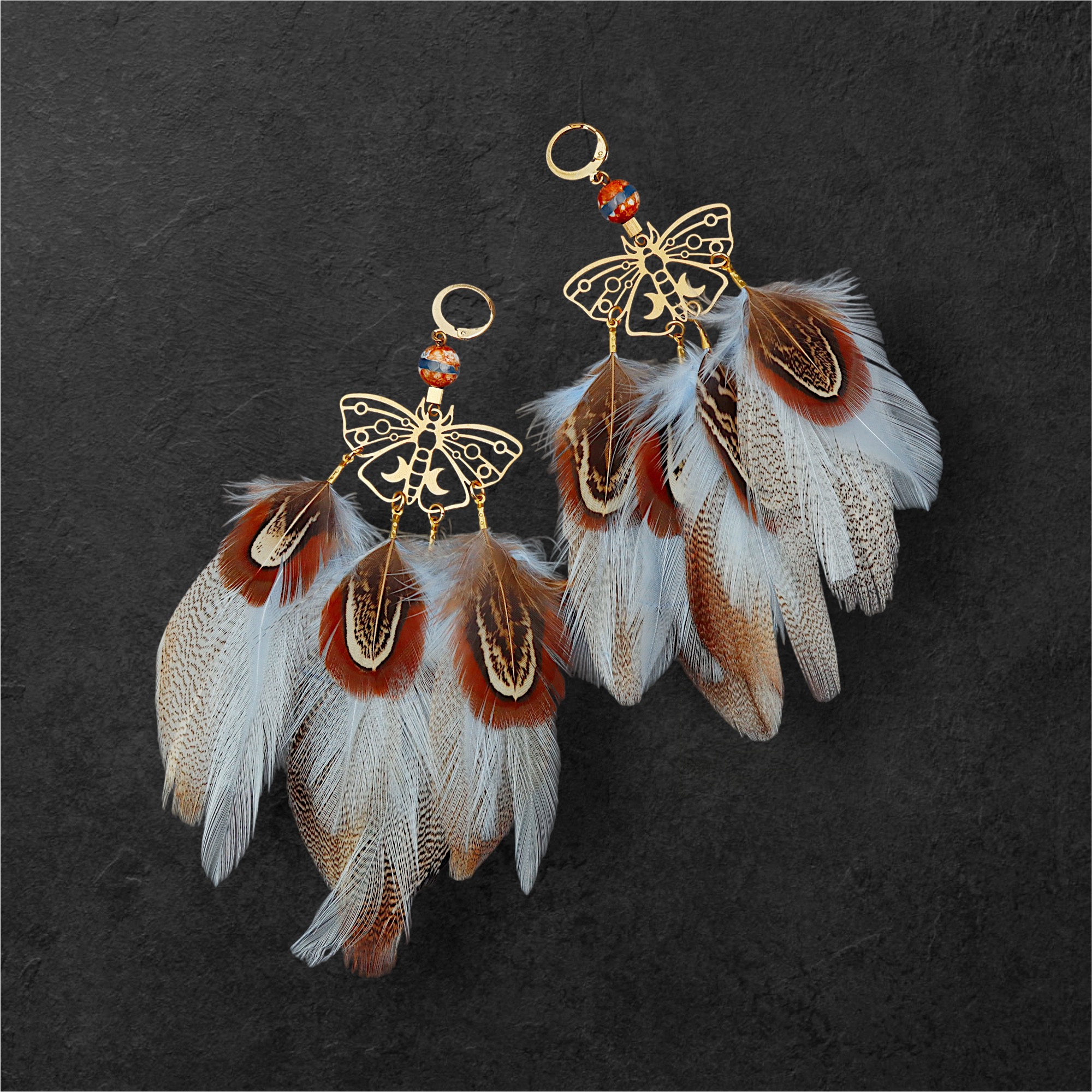 Kõrvarõngad tiibeti ahhaadi ja sulgedega