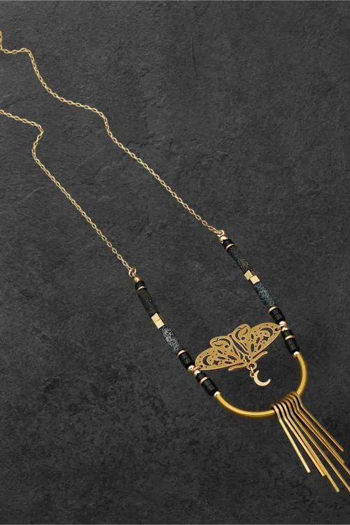 Kaelaehe ahhaadi ja liblikaga