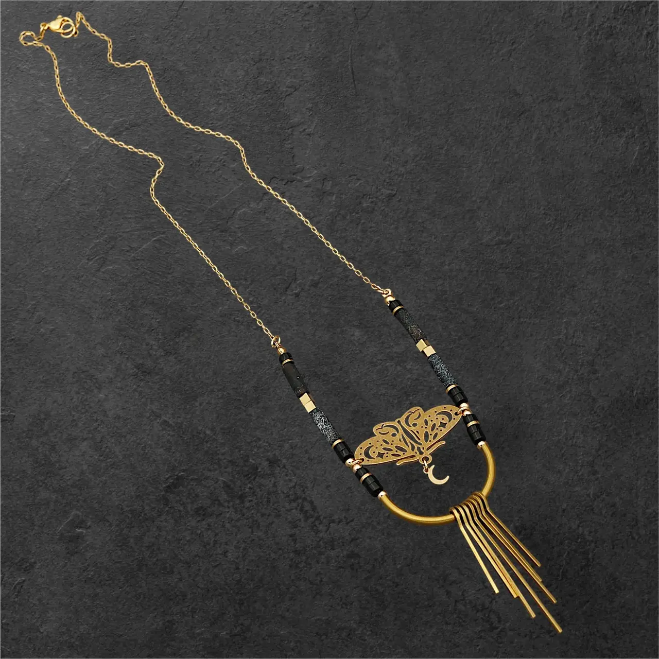 Kaelaehe ahhaadi ja liblikaga