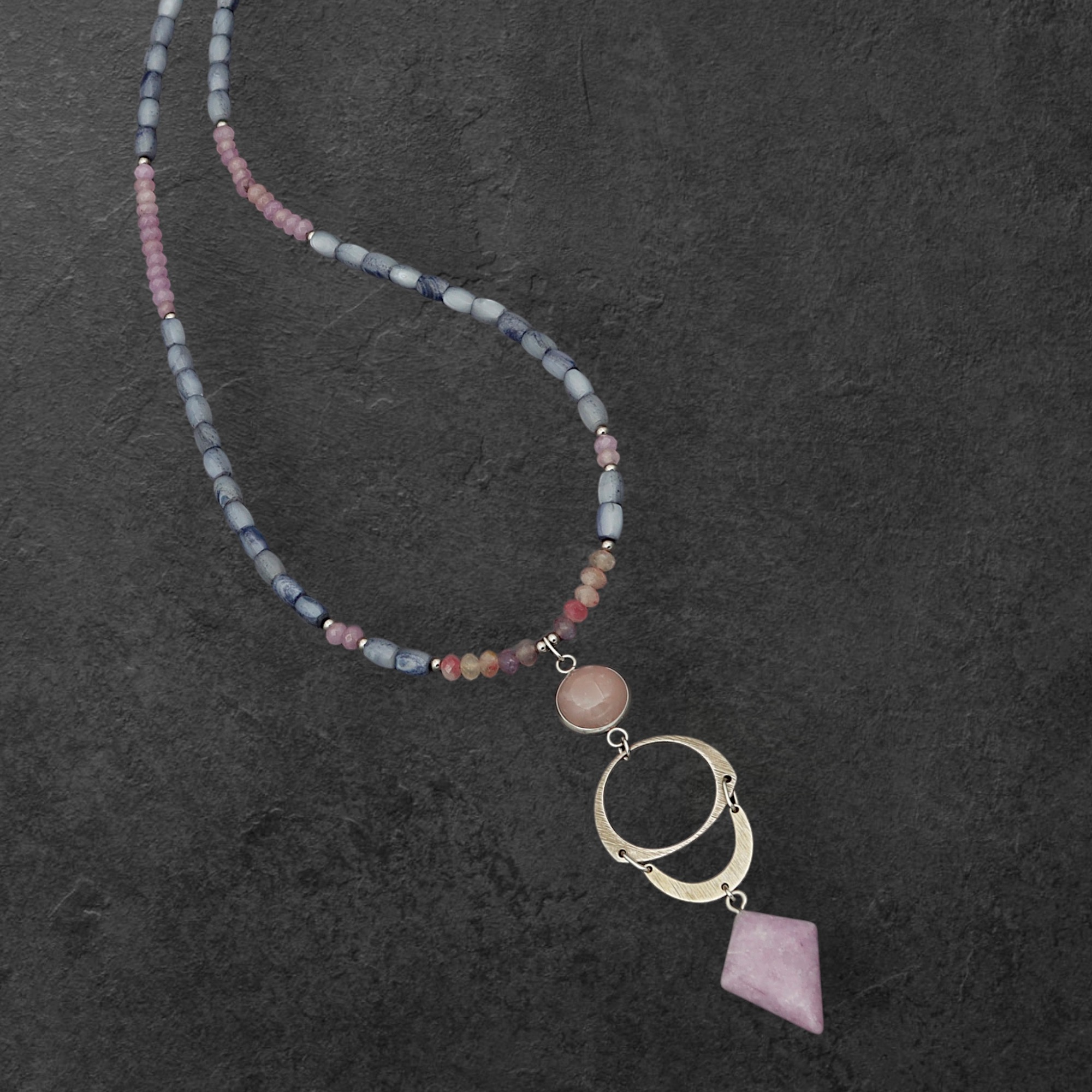 Kaelaehe ploomiõie turmaliiniga